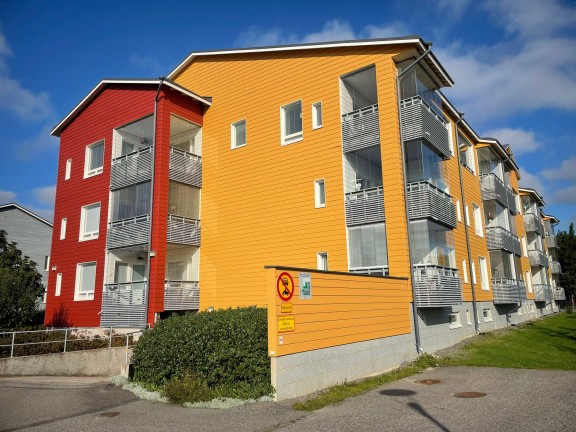 Porvoon Länsirannan Kruunun huoltomaalattu julkisivu