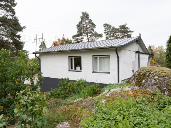 Valkoiseksi maalattu tiilitalo