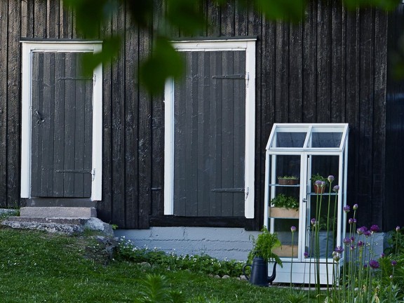 Navetan ulko-ovet uuteen uskoon