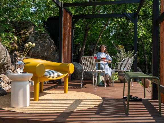 Varjoisa terassi, jossa keltainen tuoli