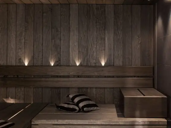 Tummanruskea suomalainen sauna