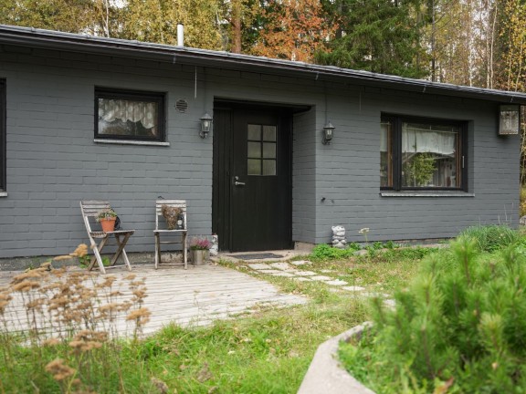Tiilitalon maalaaminen harmaaksi 