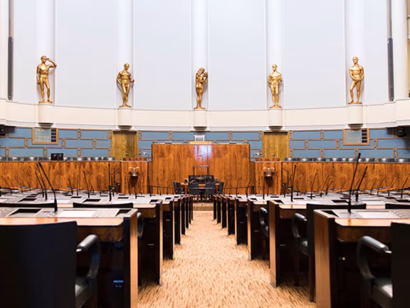 Eduskuntatalon alkuperäisen värimaailman paluu