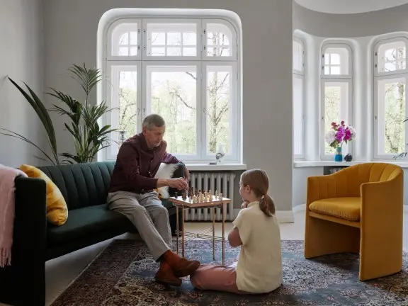Newstalginen olohuone, jossa on yhdistetty moderneja ja vanhoja sisustuselementtejä 