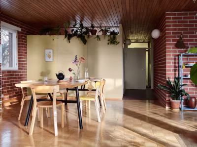 Nostalginen ruokailutila tiiliseinällä 