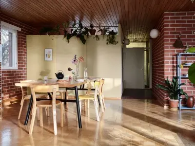 Nostalginen ruokailutila tiiliseinällä 
