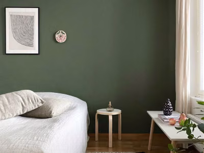 Tummanvihreä makuuhuoneen tehosteseinä sävyssä N448 Bonsai