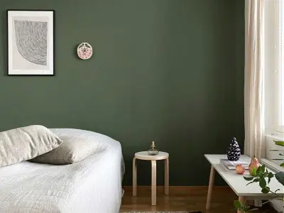 Tummanvihreä makuuhuoneen tehosteseinä sävyssä N448 Bonsai