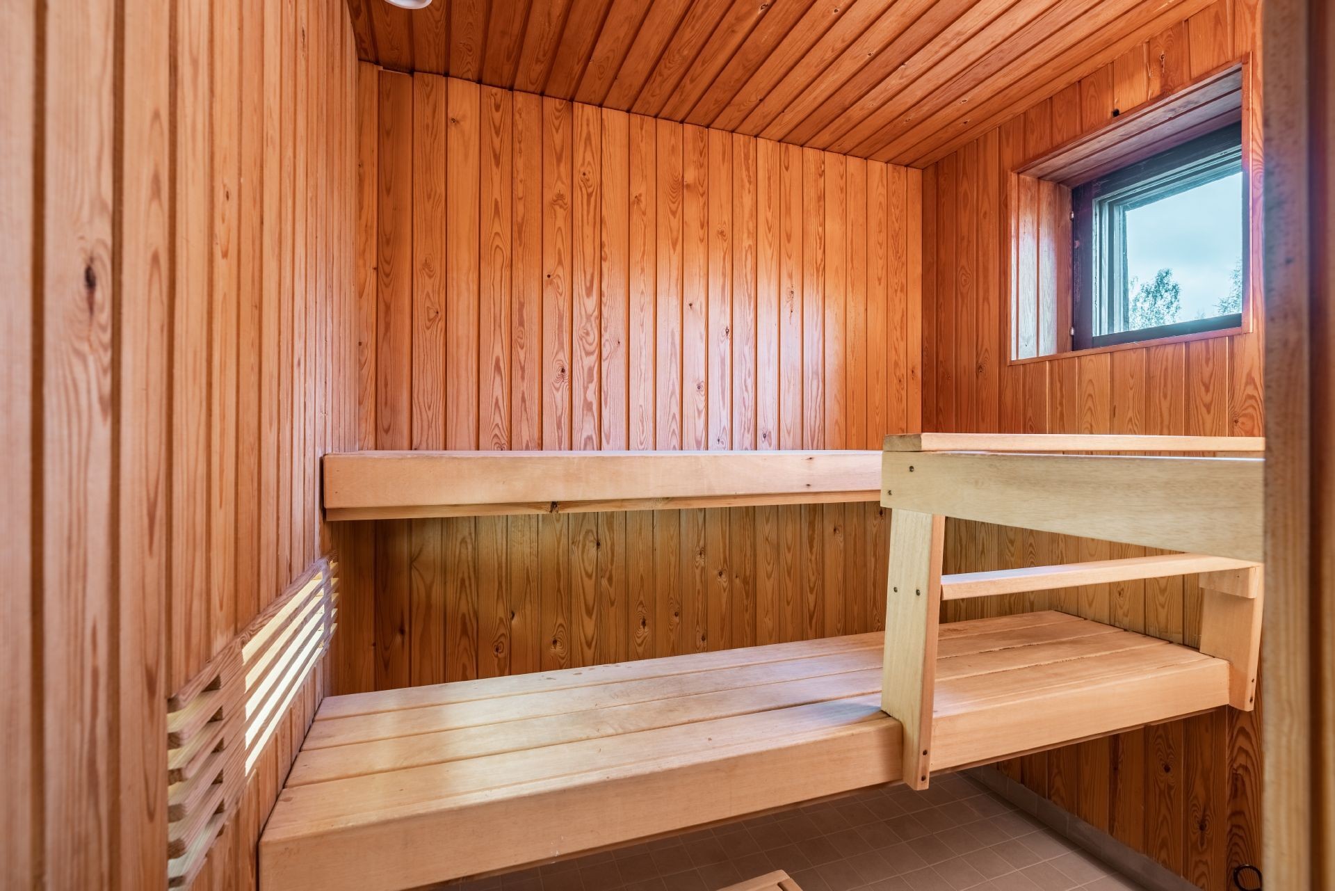 Puunvärinen vanha sauna