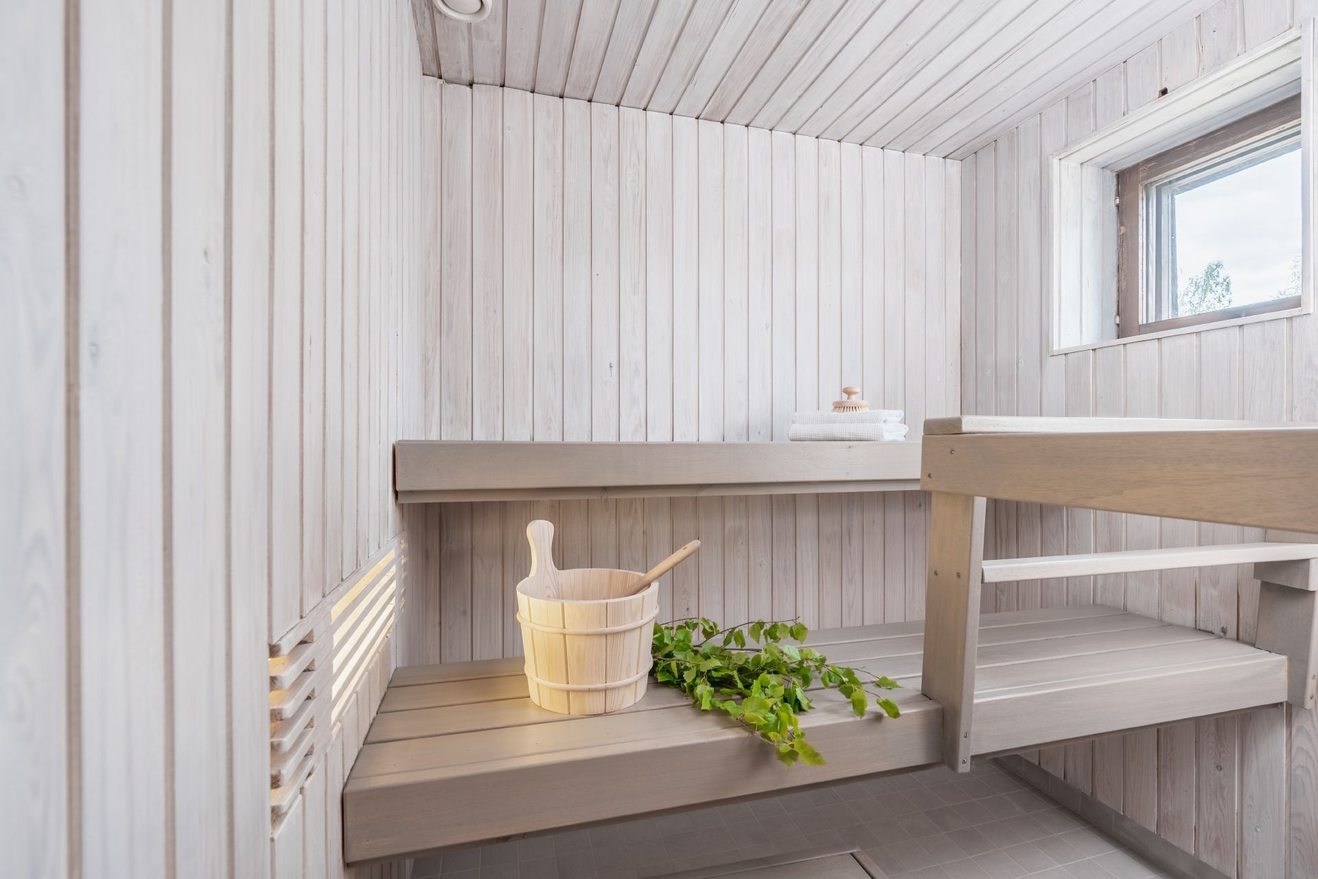 vaalea, raikas ja moderni sauna