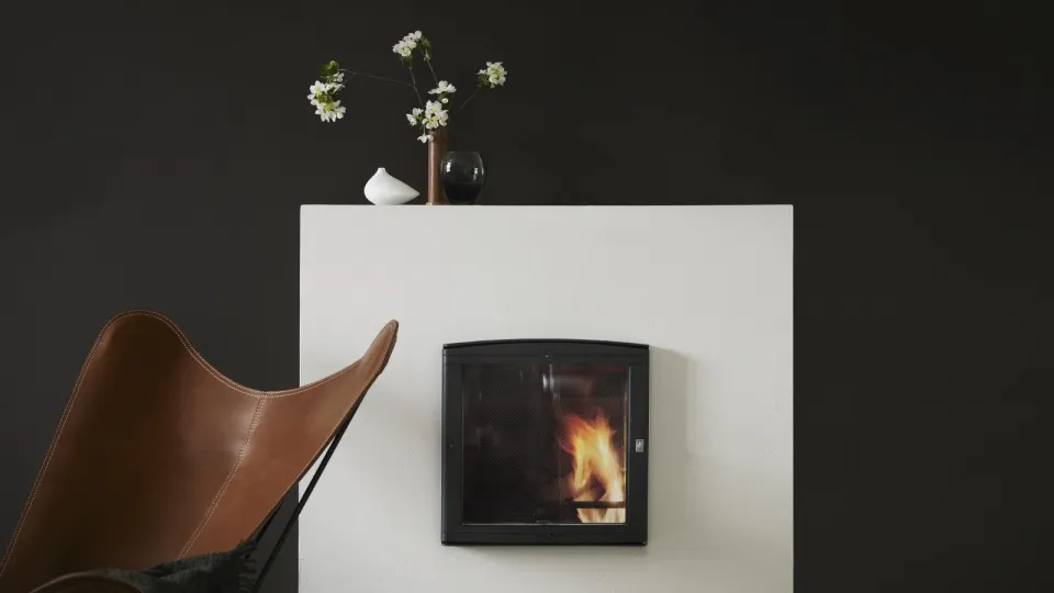 Muuri -maali ja valkoinen takka sävyssä X487.