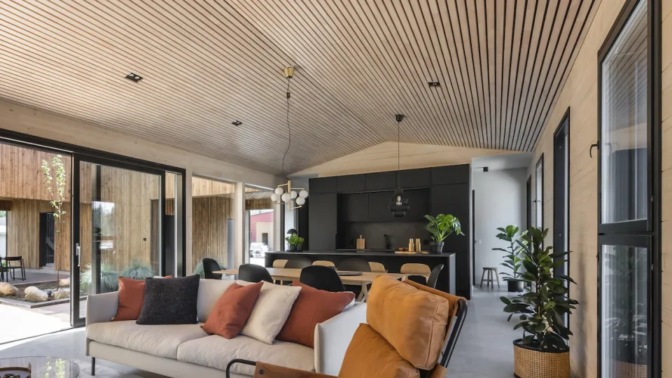 Puinen rimakatto asunnon olohuoneessa.