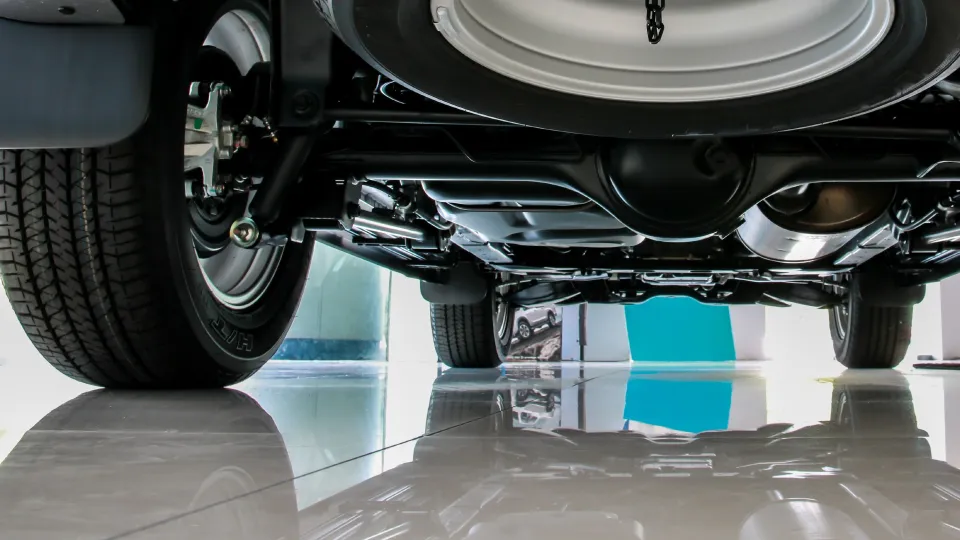 Autotallin lattia maalattu kiiltävällä epoksimaalilla.