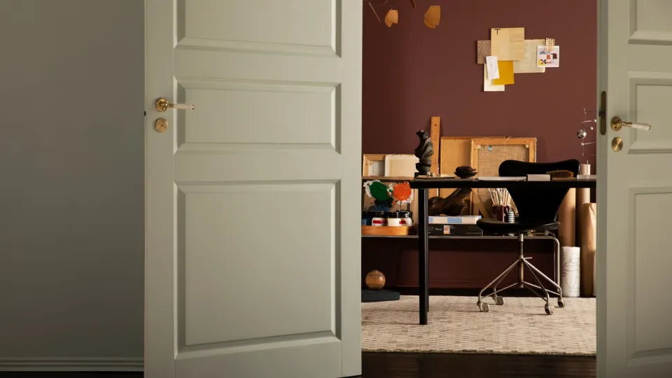 Vihreä ja viininpunainen työhuone