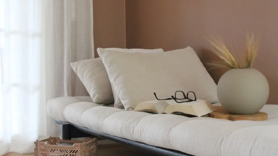 Ruskeaksi maalattu työhuone