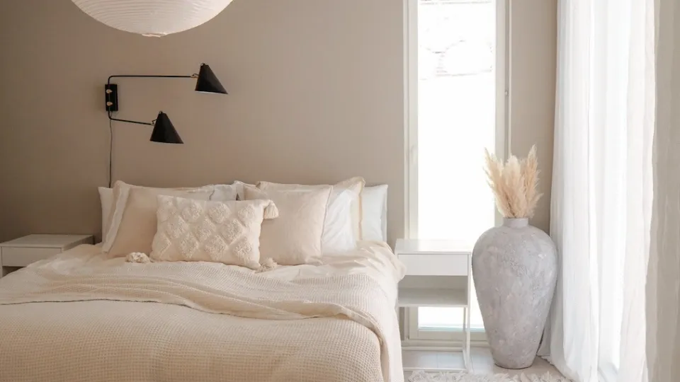 Makuuhuoneen tehosteseinä sävyssä V484 Ajopuu 