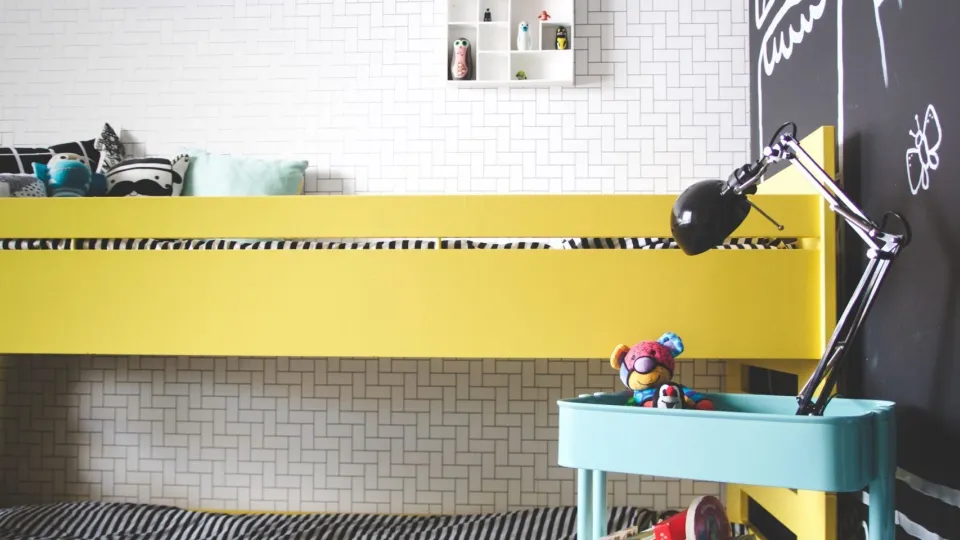 Kerrossängyn maalaus 