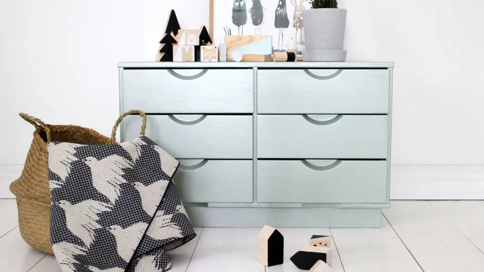 Maalaa lastenhuoneen klassikkolipasto metallisävyyn