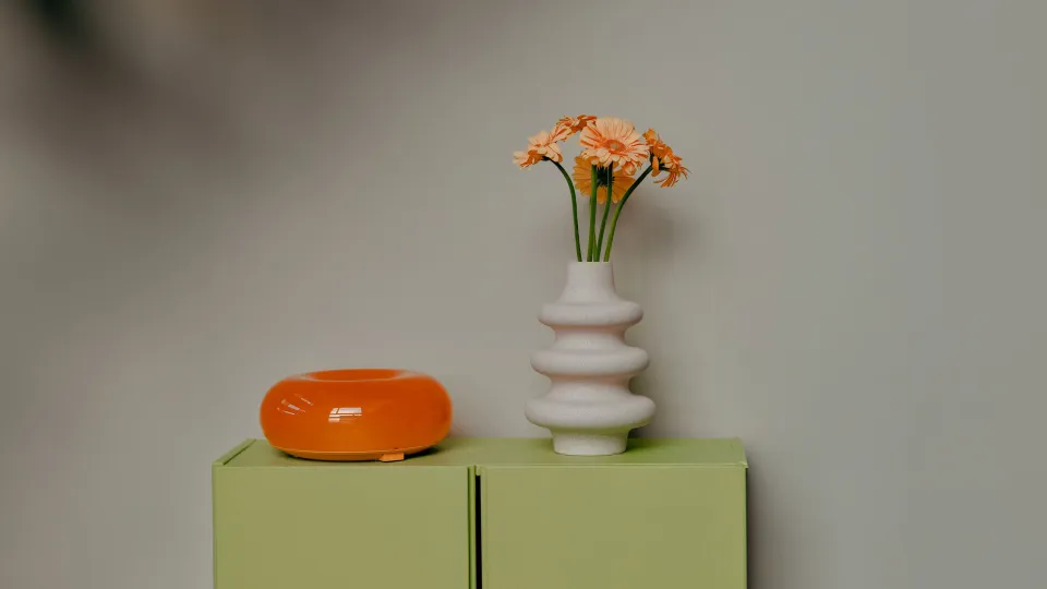 Vihreä lipasto olohuoneessa