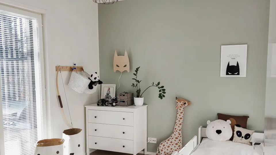 Vaaleanvihreä lastenhuoneen tehosteseinä 