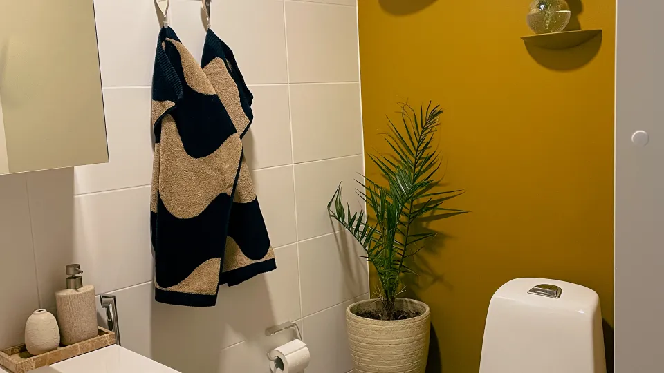 Keltainen vessan seinä 