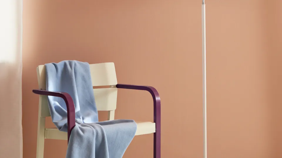 seinän ja huonekalun välinen kontrasti