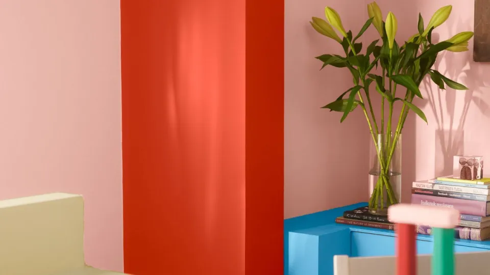 Värikäs sisustus, jossa on yhdistetty kirkkaanpunaista, turkoosia, vaaleankeltaista ja vihreää.