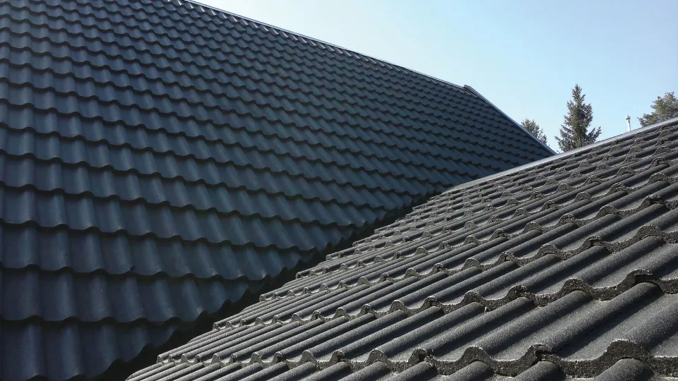 Tummanharmaa tiilikatto