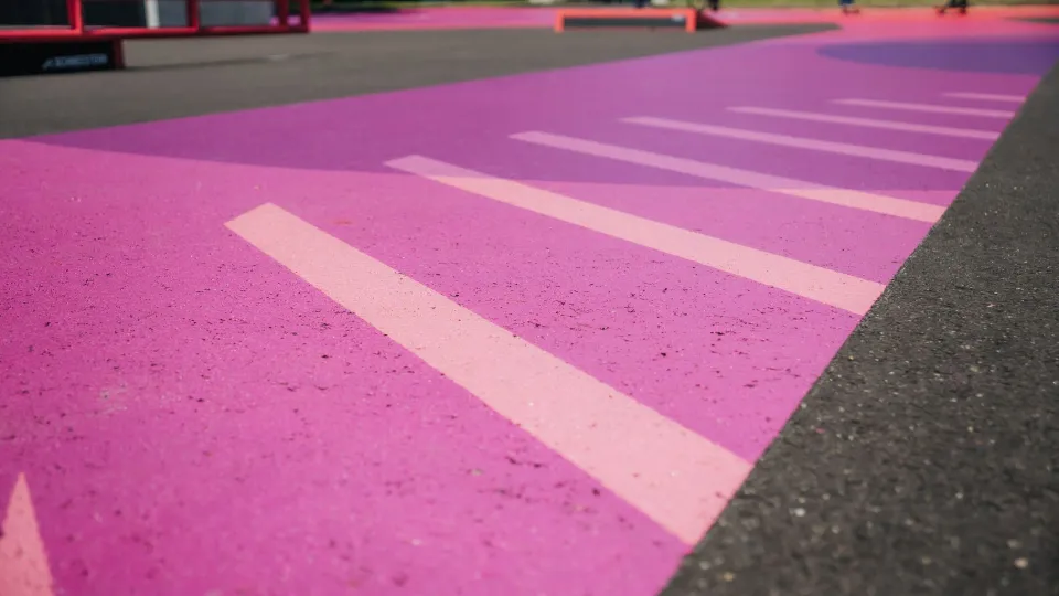 Tikkurilan Temafloor PU-UV Color polyuretaanipinnoitteella maalattu liila kuvio betonipintaan.