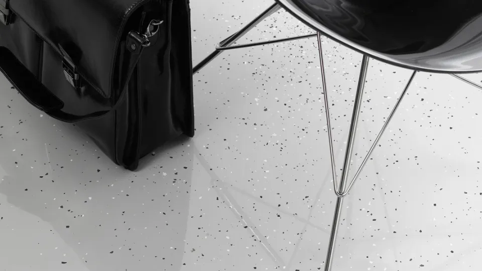 Hiutaloitu betonilattia. 