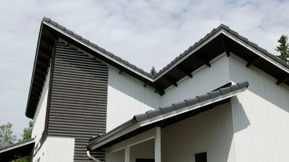 Puuverhoiltu talo maalattu Tikkurilan Ultra Classic talomaalilla. 