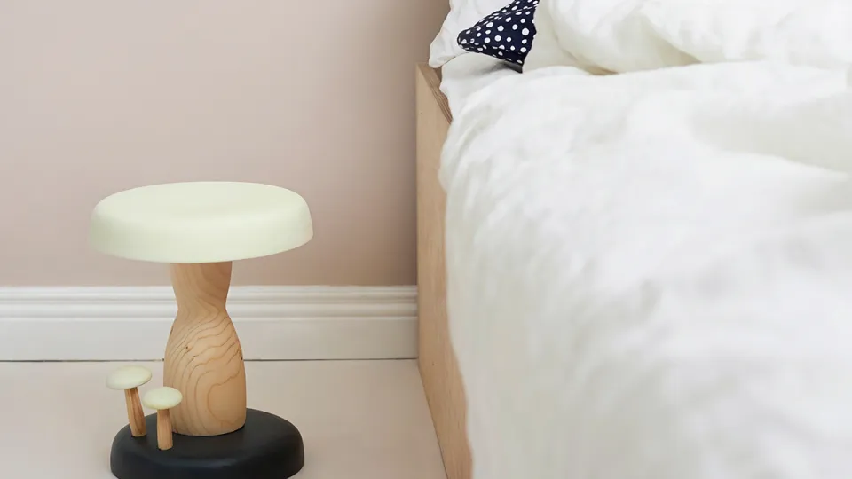 Pimeässä hohtava yöpöytä 