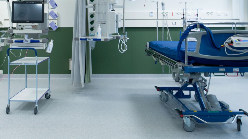 Leikkaussalin lattia maalattu vaalealla epoksimaalilla. 