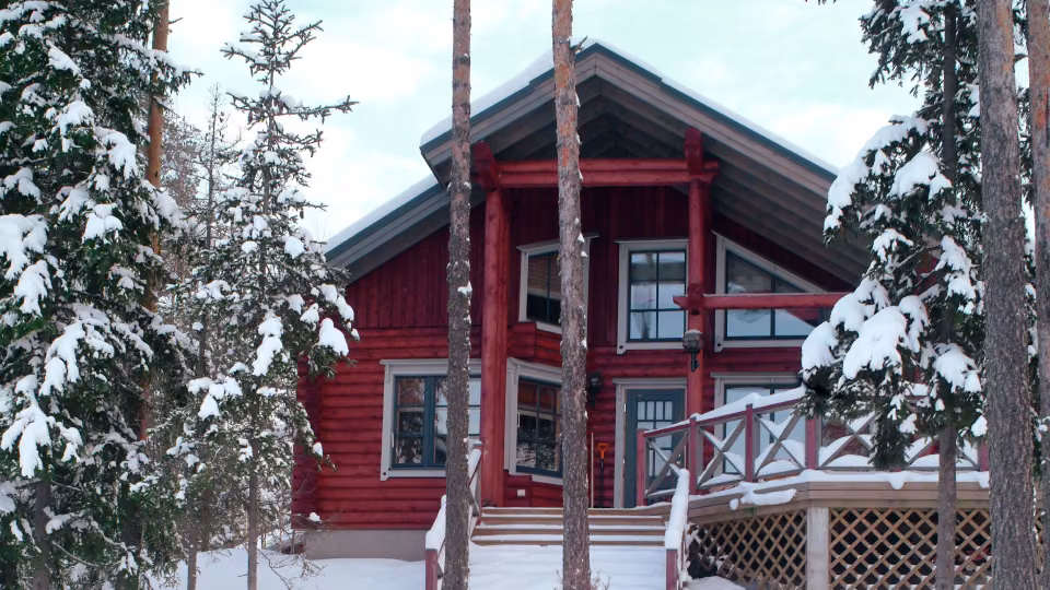 kesämökki talvella