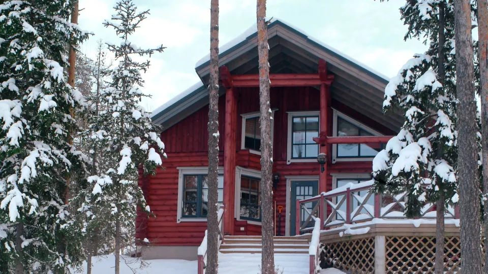 kesämökki talvella