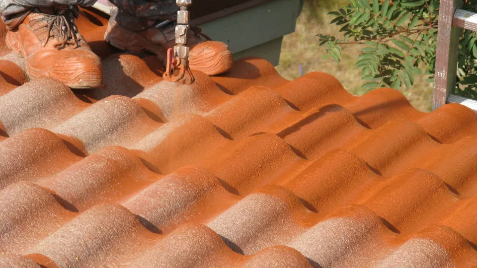 Ammattimaalarit ruiskuttavat tiilikattomaalia