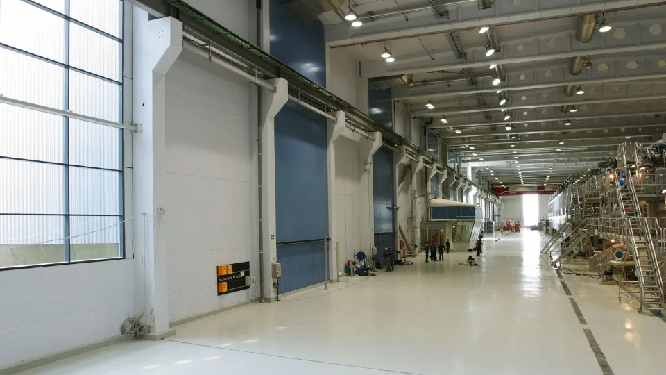 Betonilattiapinnoite tehdashallissa. 