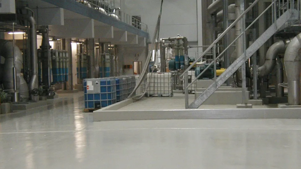 Betonilattian pinnoitus paperitehtaassa.