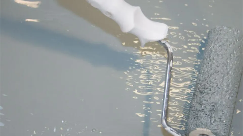 Betonilattian maalaus telalla.