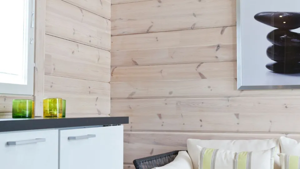 Asuinrakennuksen massiivihirsiseinä.