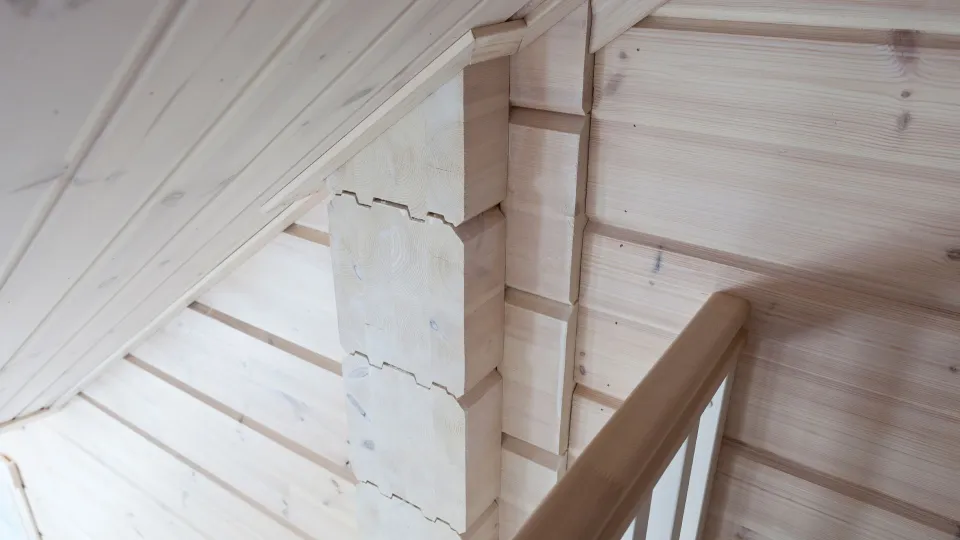 Puinen sisäkatto ja seinä