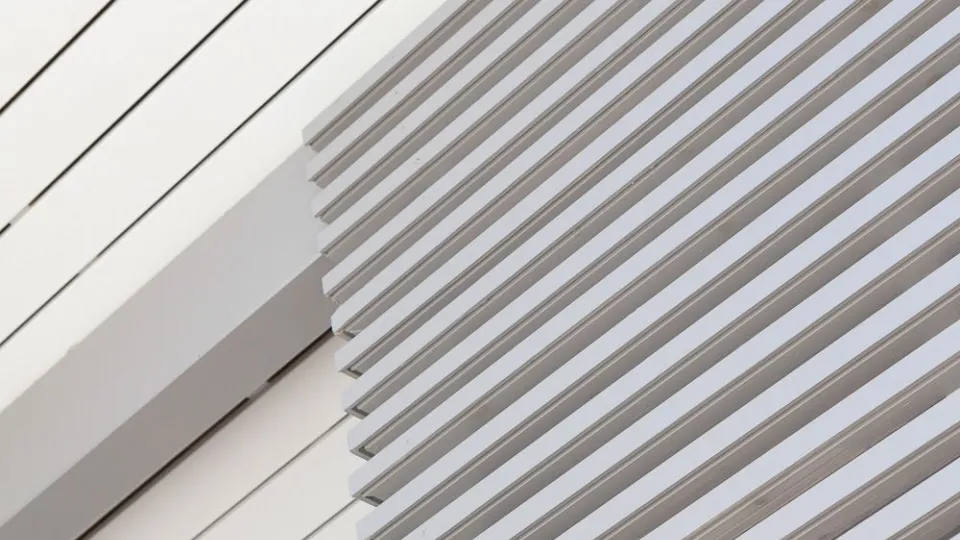 Rimoitus-yksityisikohta puujulkisivussa.