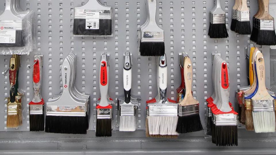 Maalipensseleitä rivissä hyllyssä
