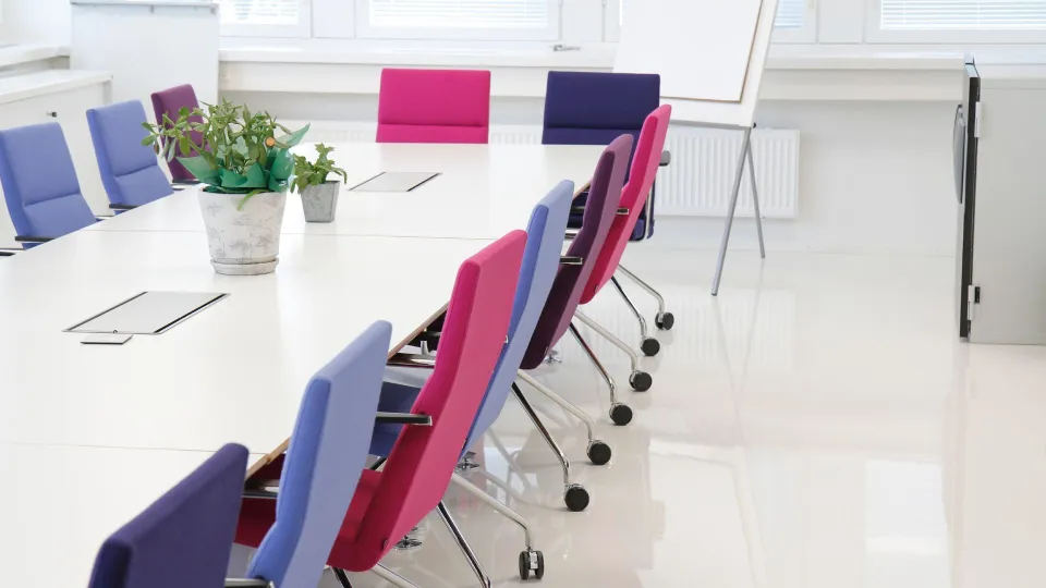 Toimiston neuvotteluhuone.