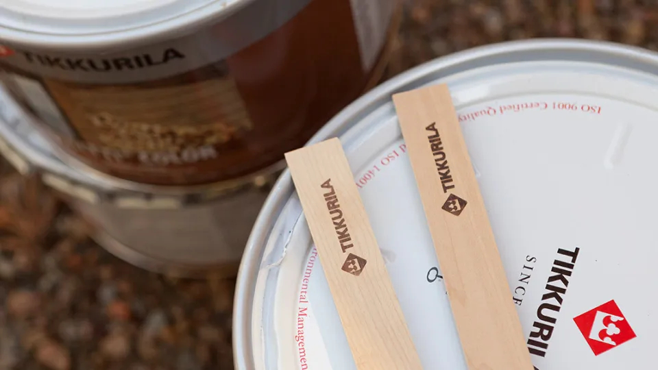 Kaksi maalipurkkia ja maalin sekoitustikkuja