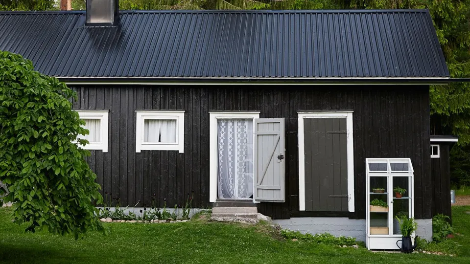 Mustaksi maalattu navetta