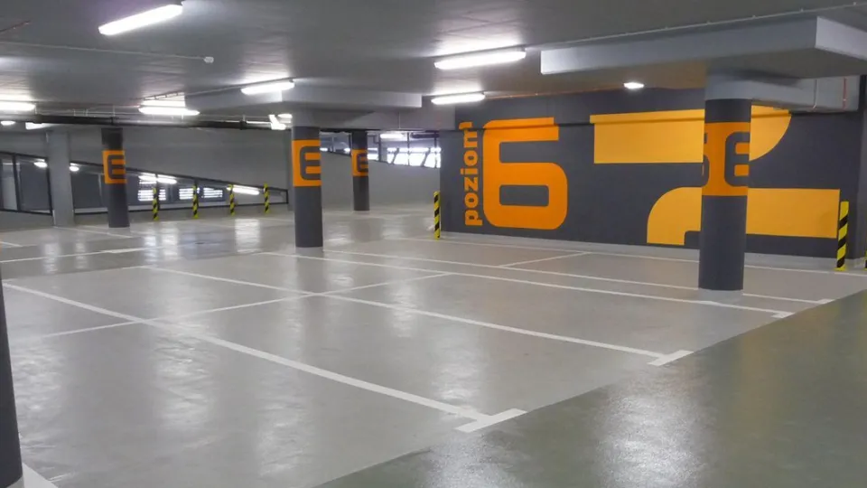 Betonilattian ja seinien merkintämaalaukset parkkihallissa.