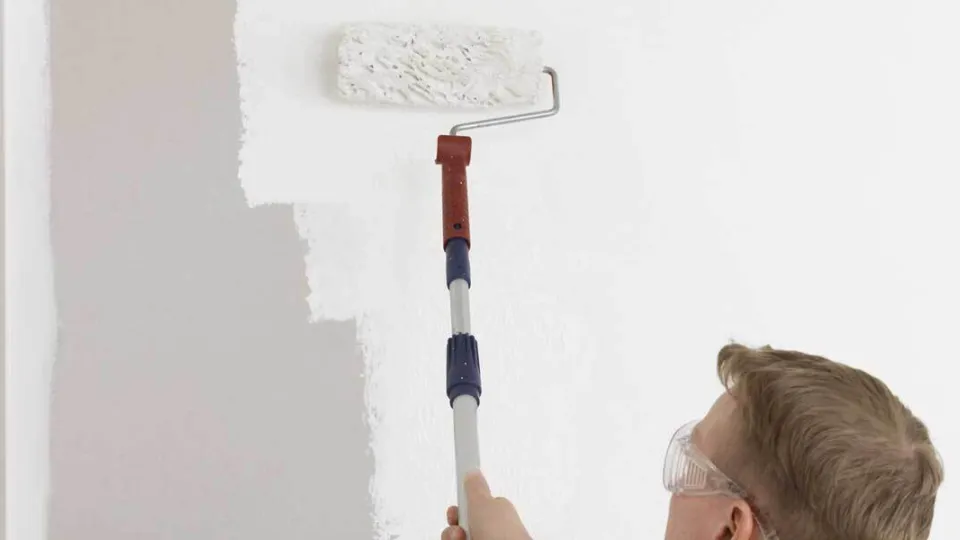 Seinän pohjamaalaus.