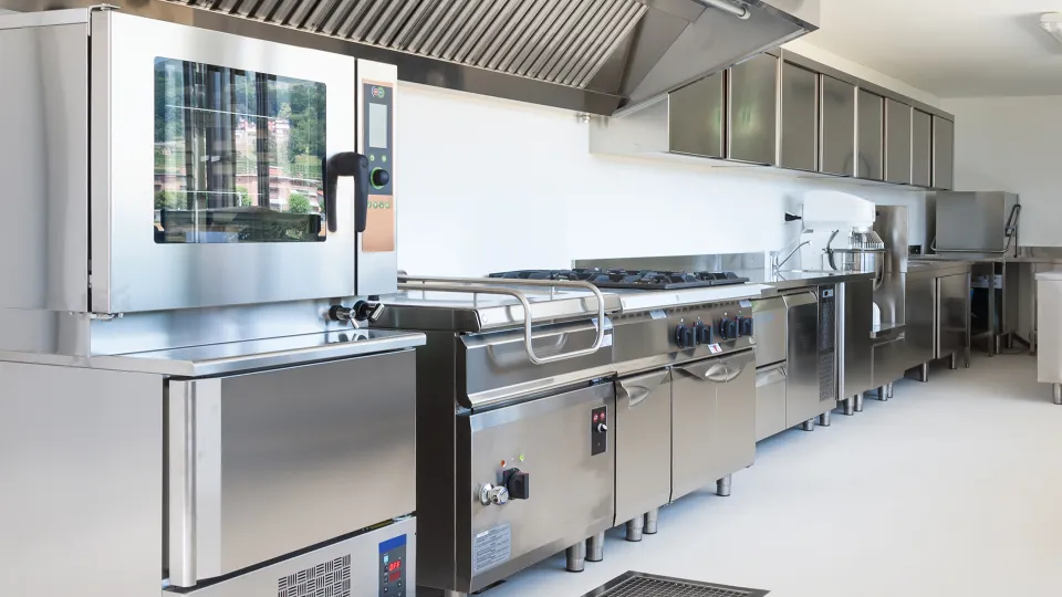 Ammattikeittiön lattiapinnoitus.