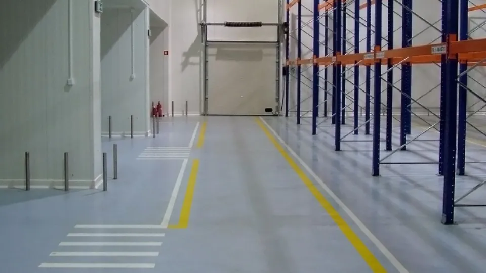 Betonilattiat varastoissa